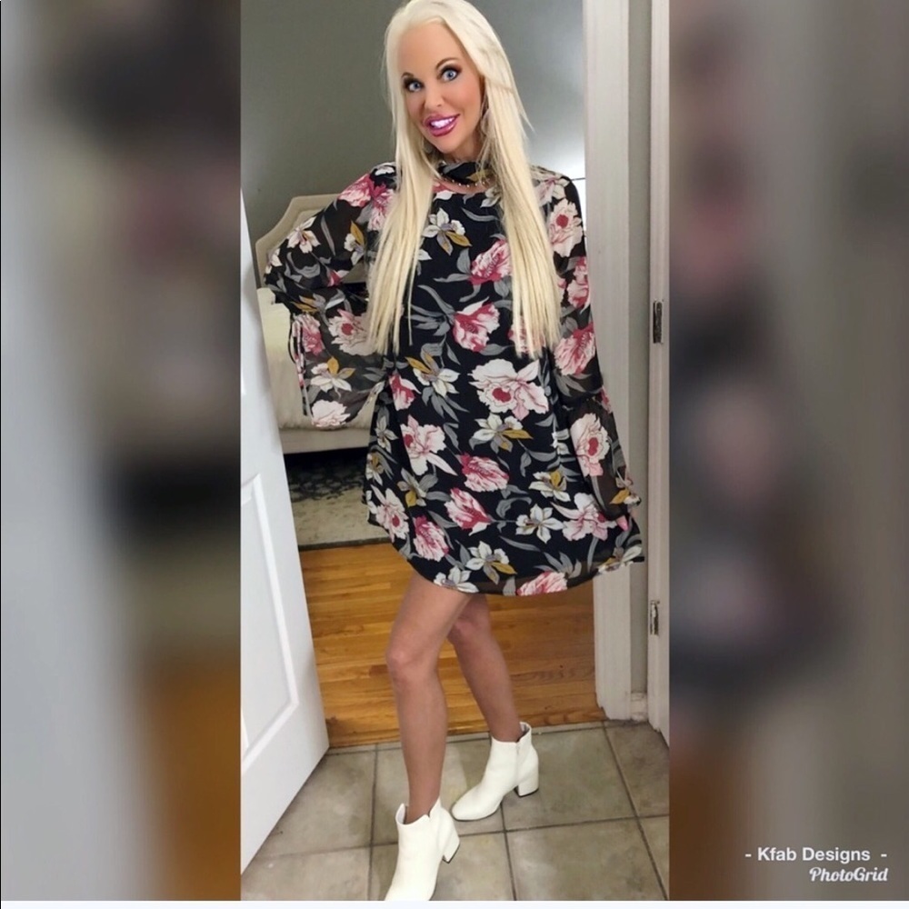 LAST 1! Stunning Floral Dress w/Bell Sleeves! - Picture 2 of 4